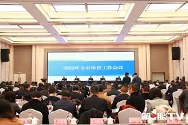 揭秘二八杠“出千”手段：注意那些频繁翻动牌面的小动作。（警惕二八杠作弊伎俩：留意频繁翻动牌面的细微动作）